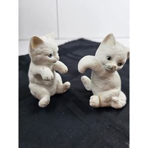 Vintage white‎ kitty cat salt and pepper shakers Bisque ceramic Cat collectors